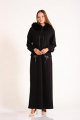 Длинное платье с меховым воротником и кожаной отделкой