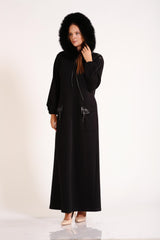 Длинное платье с меховым воротником и кожаной отделкой