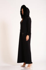 Длинное платье с меховым воротником и кожаной отделкой