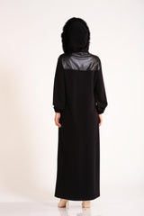 Длинное платье с меховым воротником и кожаной отделкой