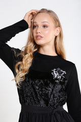 Длинное бархатное платье с вышивкой