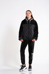 Бархатное пальто с капюшоном и стеганым декором