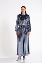 Çiçek Nakışlı Kadife Elbise