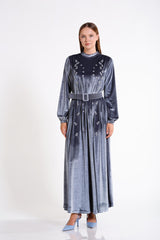 Бархатное платье с цветочной вышивкой