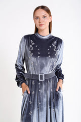 Бархатное платье с цветочной вышивкой