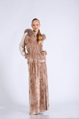 Бархатное пальто с меховым капюшоном