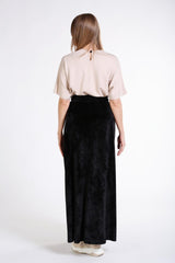 Футболка с бархатным декором и лазерным узором спереди