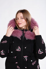 Пальто с наполнителем из волокна, меховым капюшоном и вышивкой