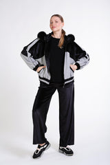 Пальто с меховым капюшоном и бархатной деталью гарни