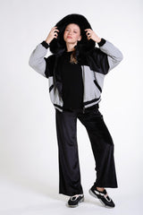 Пальто с меховым капюшоном и бархатной деталью гарни