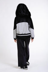 Пальто с меховым капюшоном и бархатной деталью гарни