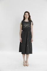 Платье без рукавов с вышивкой пайетками