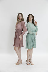 Короткое платье с рюшами и маленьким цветочным узором