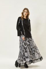 Комплект из юбки и блузки в полоску с кружевом и узором