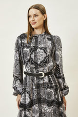 Шифоновое платье с поясом и узором