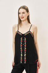 Блузка с цветочной вышивкой